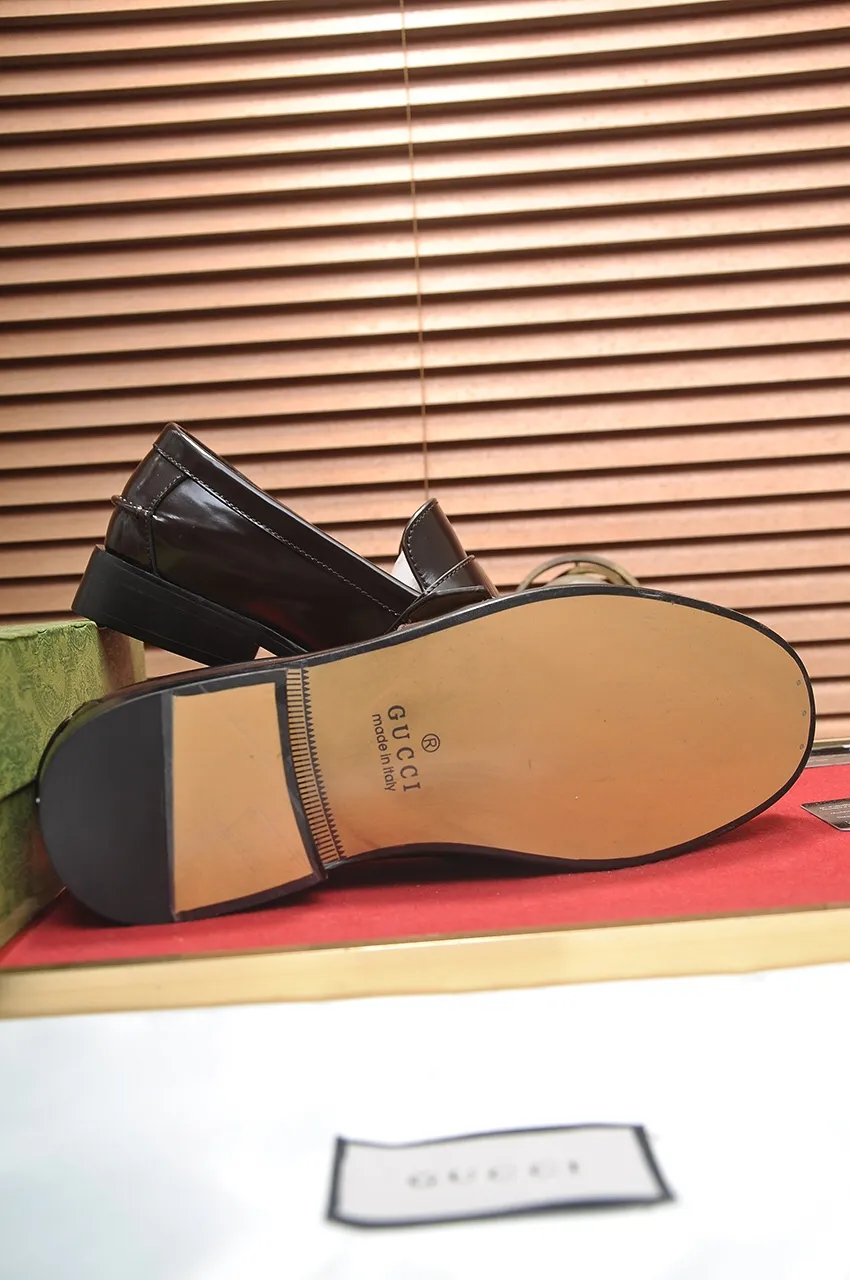 Men's shoes💰580💶Italy's top luxury men's shoe giant (GUCCI) (Gucci) (full cowhide lining) new arrival🍃Original European style🔰 Pleasant to the eye😍In order to make the shoes more durable and non-deformable🌀The production continues to follow traditional methods but there is still no lack of innovation💪Choose original sheepskin for the leather♻️ Smooth and natural And extra bright ⭐Made of imported cowhide, the first choice of rich people 38-45 (45 customized)
